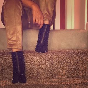 Rainbowcat• spiky boots in red and black wear once